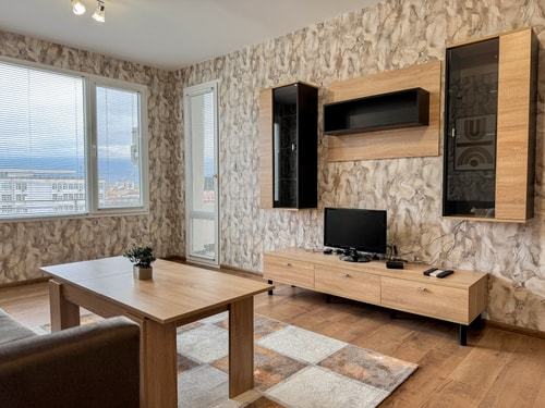 One-Bedroom Apartment with Free Street Parking