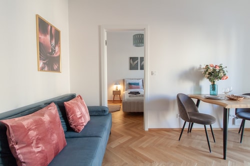 Stay Inn | Elegant Escape: Cozy Flat