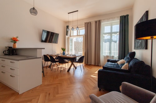 Stay Inn | Luxury 3-BR Flat w/ High Ceilings