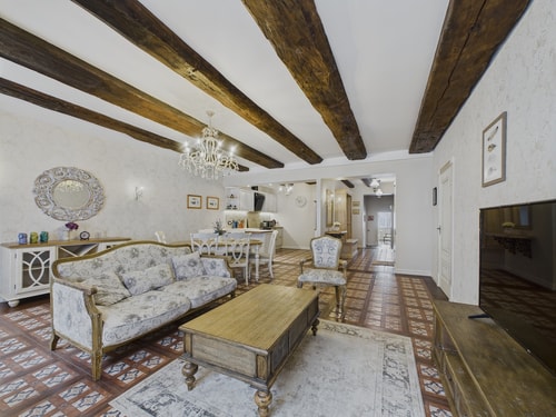 Traditional Style 3BR Old Town Apartment