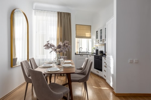 3bd Old Town apartment with jacuzzi & balcony