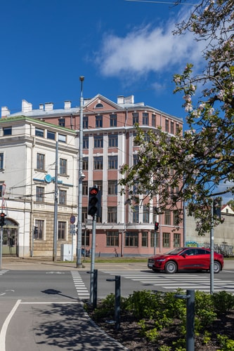 Bright & Cozy Studio Overlooking the River