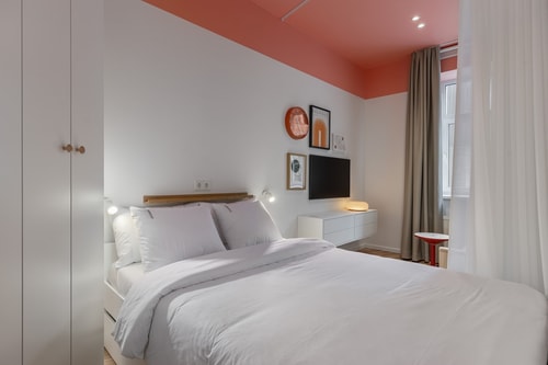 Bauhaus Studio | 10 min Old Town