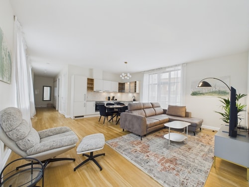 3 BR Old Town Apartment with AC