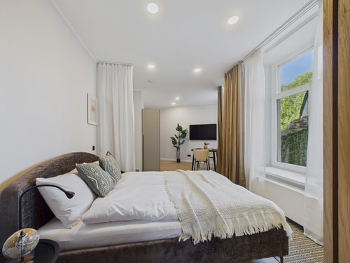 Contemporary Studio in Old Town