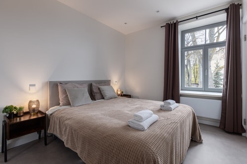 2 bedroom apartment with free parking & bicycles