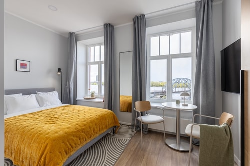 Sunny Top-Floor Studio with River Outlook