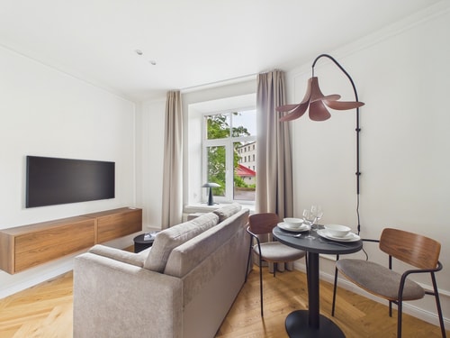 4 min Central Station, compact studio