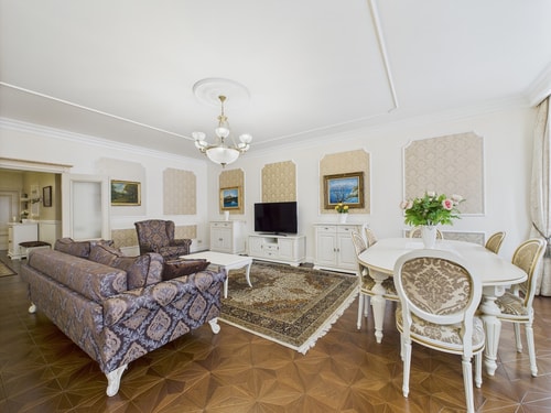 Classic Luxury 2BR Apartment in Old Town