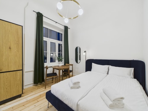 M9 Downtown Apartments - studio facing courtyard