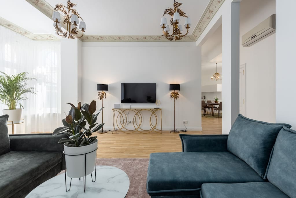 Art Deco apartment in Old Town | Great for Groups Bnbverit