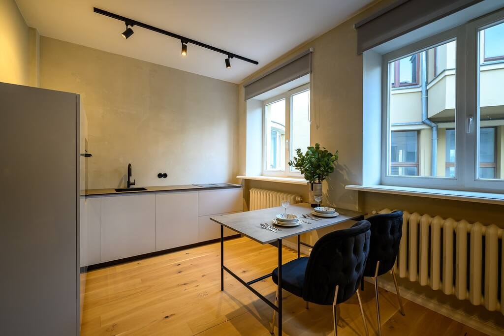 Dark Elegance Studio Apartment 3 Bnbverit