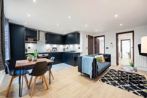 Stylish 2-Bedroom with Private Patio above Camden Arcore London