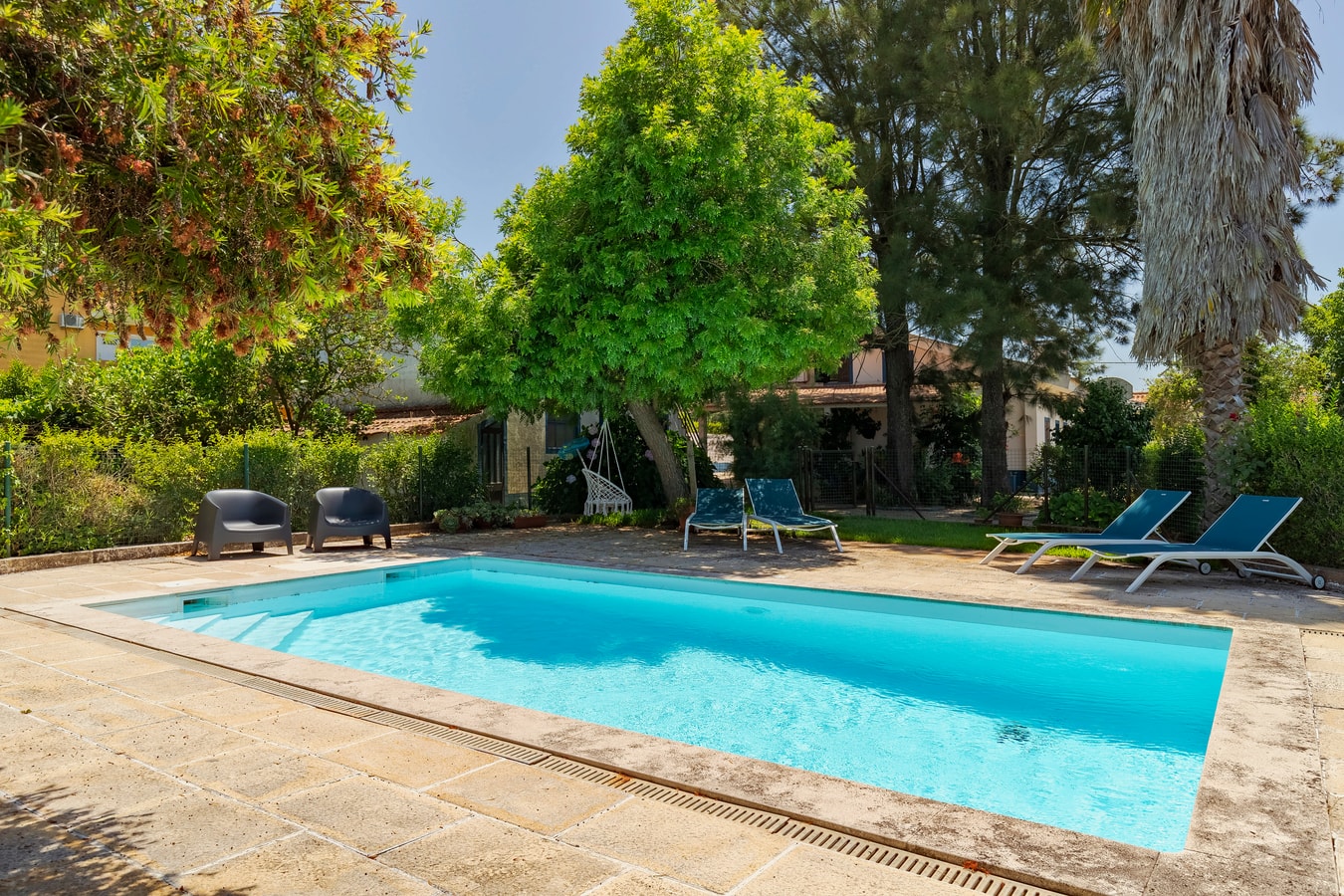 Holiday Pool House Home Match