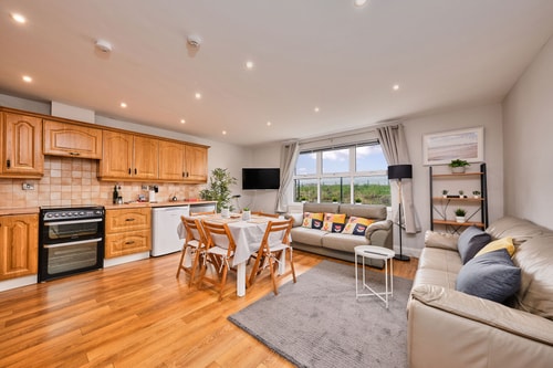 Spacious Bright Apt Walk to the Beach