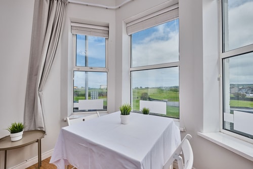 Dunluce Park 3 ~ Beautifully Finished Bright Apt