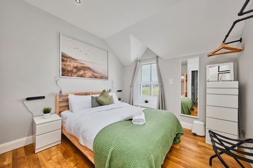 Sea View Apartment Steps to Beach