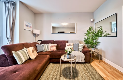 Central Apt with Terrace Steps to Beach gallery image 4