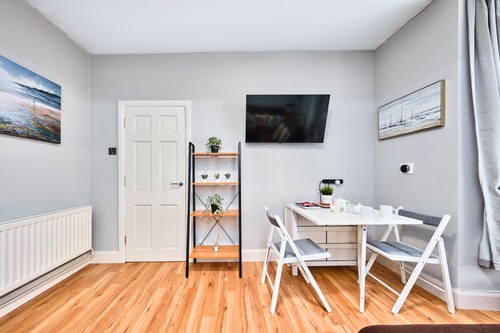 Central Apt with Terrace Steps to Beach gallery image 3
