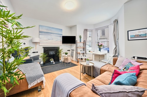 Princess Yellow 1~ Comfortable Coastal Central Apt