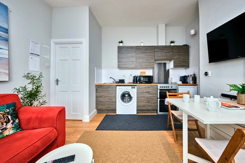 Victorian Apartment Steps to Beach gallery image 3