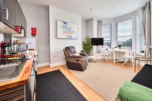 Modern Dog-Friendly Apt Beside Beach gallery image 2