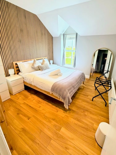 Sea View Apartment Steps to Beach gallery image 5