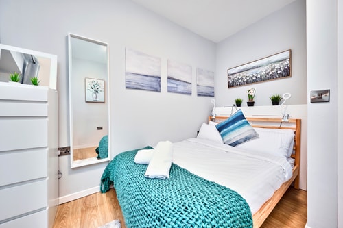 Stylish Harbour Apt Steps to Beach gallery image 2