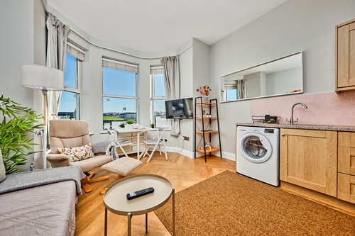 Cosy Dog-Friendly Apt by West Strand gallery image 3