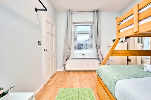 Stylish Harbour Apt Steps to Beach gallery image 5