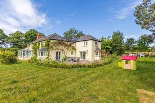 Beautiful 5 bedroom house near Lymington Air Manage