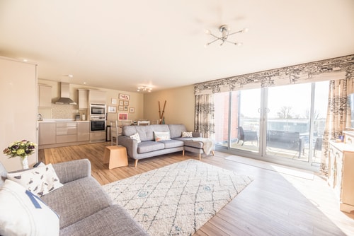 Immaculately presented 2-BR Apartment 3 Sizewell Lettings
