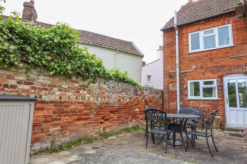 Classic 2-Bed Coastal Hideaway 11 Sizewell Lettings