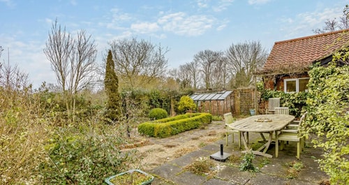 Spacious 4-BR plus 1-bed annexe 10 Sizewell Lettings