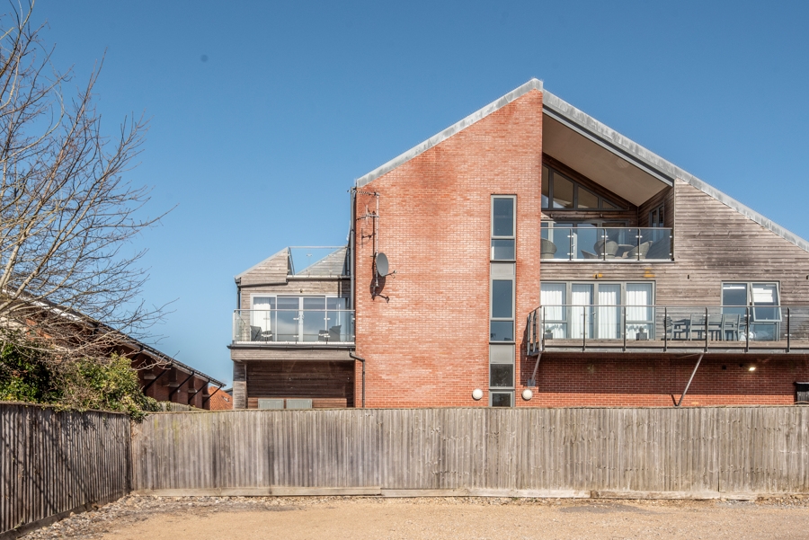Immaculately presented 2-BR Apartment Sizewell Lettings
