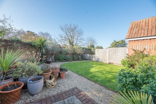 Impeccably presented 4BR/3Bath 23 Air Manage