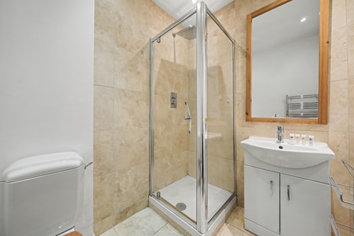 Wonderful 2 bed / 2 bath Kensington with garden 15 Air Manage