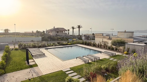 Excellent flat with swimming pool and sea views