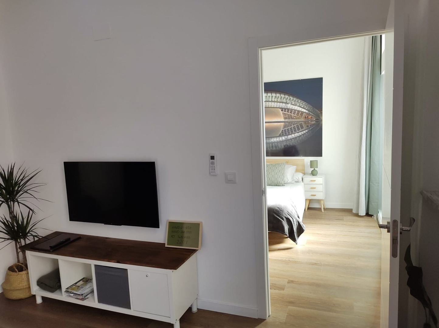 District Key - Valencia, Plaza del Cedro 13 District Key