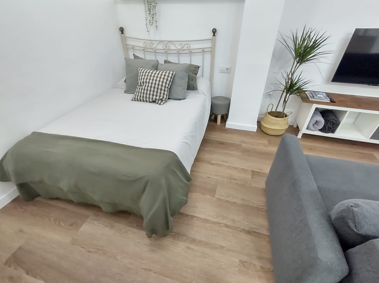 District Key - Valencia, Plaza del Cedro 17 District Key