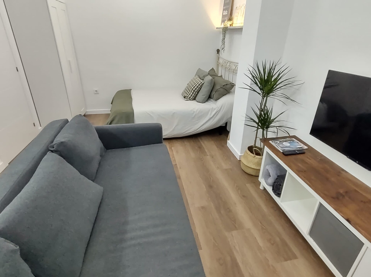 District Key - Valencia, Plaza del Cedro 16 District Key