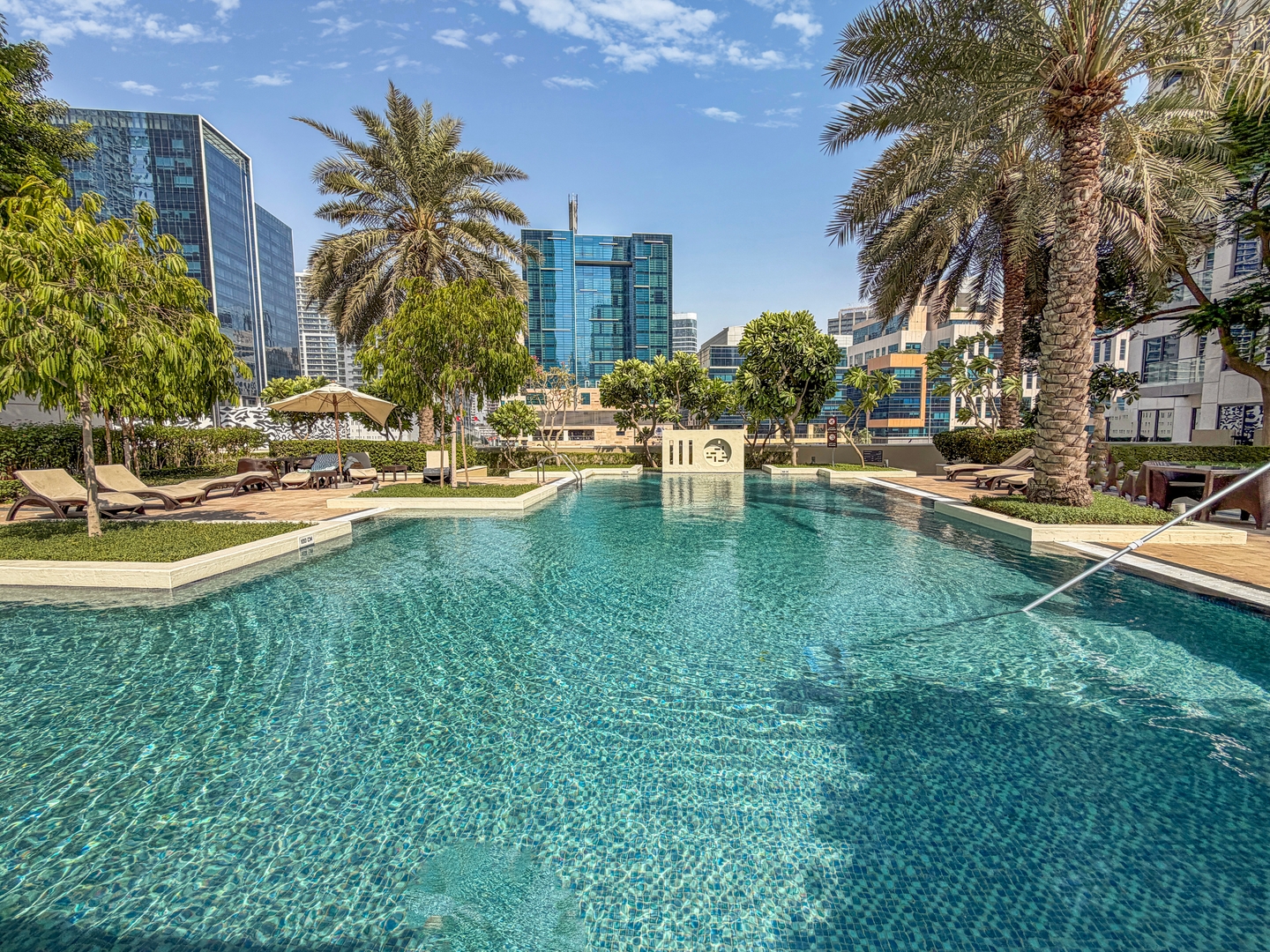 Steps from Dubai Mall: Apartment with Pool & Sauna 41 bebalmy.ae