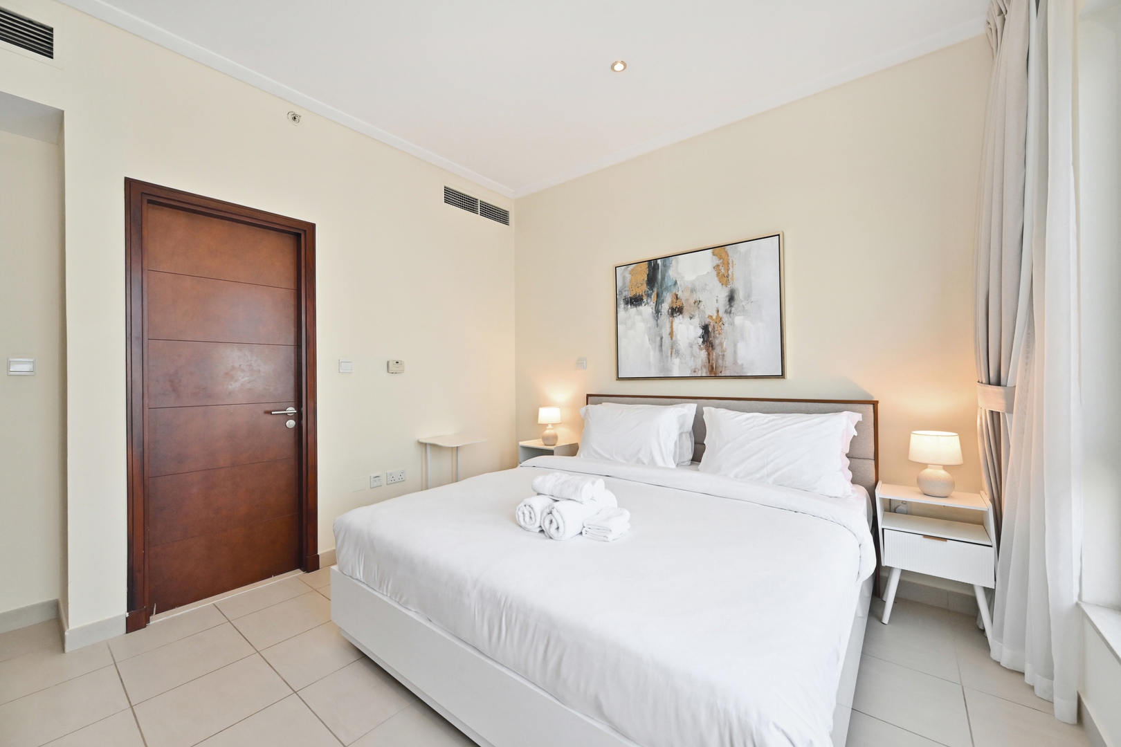 Steps from Dubai Mall: Apartment with Pool & Sauna 37 bebalmy.ae