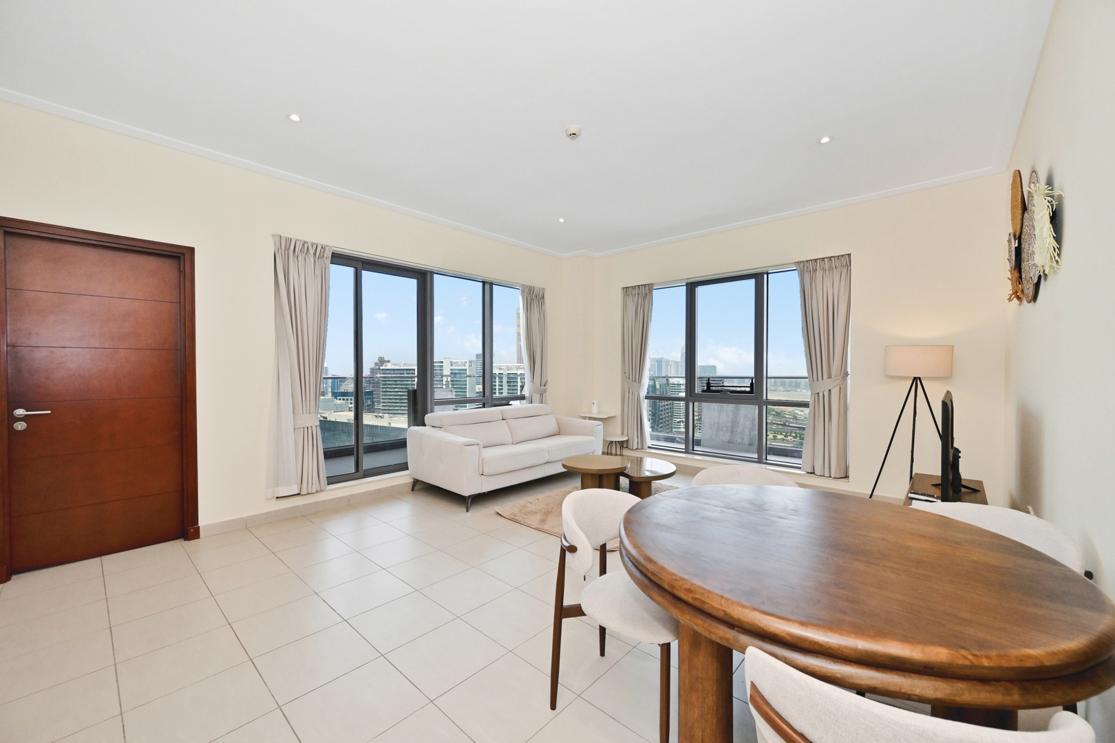 Steps from Dubai Mall: Apartment with Pool & Sauna 30 bebalmy.ae