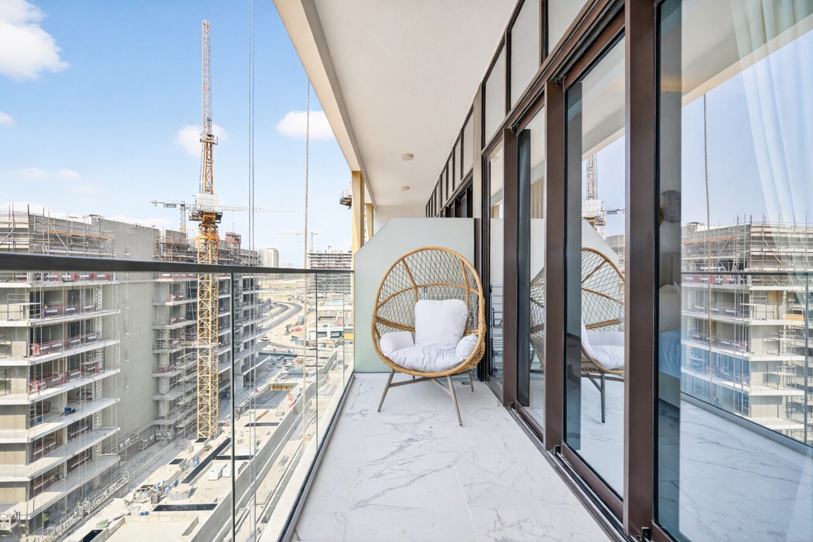 Studio with Pool and Gym in the DT دبي: by beBalmy 7 bebalmy.ae