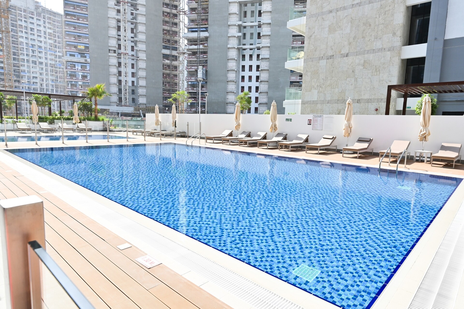 Studio with Pool and Gym in the DT دبي: by beBalmy 4 bebalmy.ae