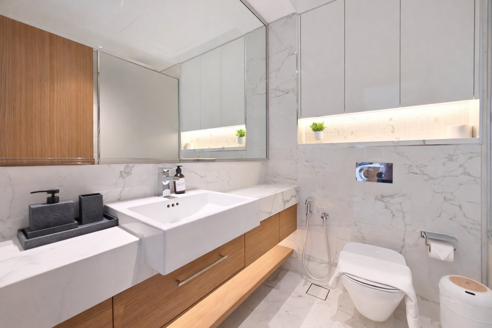 Studio with Pool and Gym in the DT دبي: by beBalmy 12 bebalmy.ae