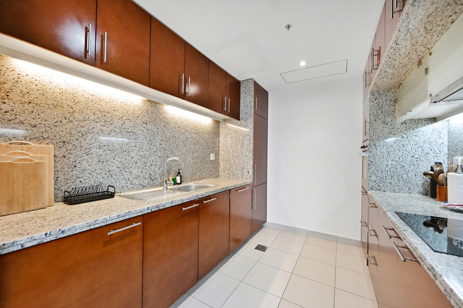 Steps from Dubai Mall: Apartment with Pool & Sauna 12 bebalmy.ae
