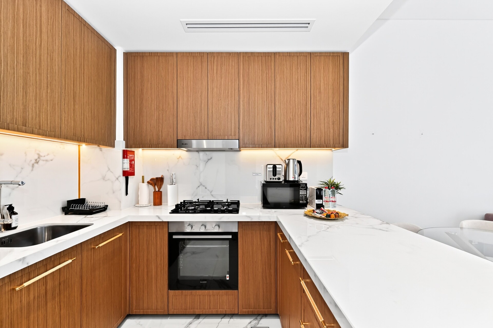 Studio with Pool and Gym in the DT دبي: by beBalmy 3 bebalmy.ae