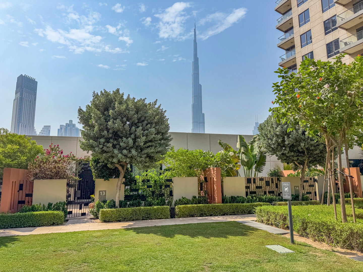 Steps from Dubai Mall: Apartment with Pool & Sauna 42 bebalmy.ae